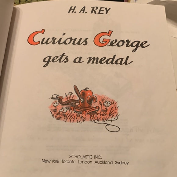 Curious George Gets a Medal vintage picture book 1957 H.A. Rey children’s story - Picture 4 of 7